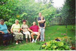 На фото: 2005,Розділля. (зліва - цьоця, іі дочка і родина Івана Ванцо)
